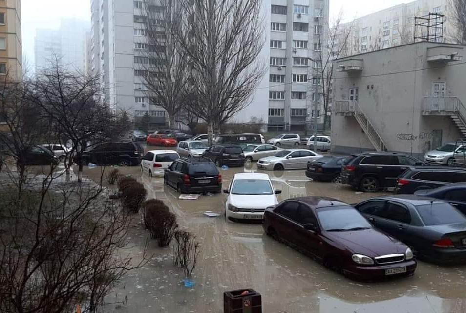 В Киеве – потоп, машины плывут