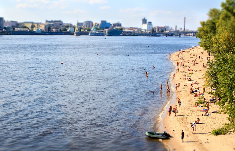 В Киеве стартовал пляжный сезон