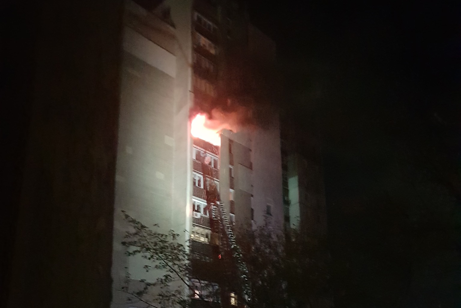 На Березняках горела жилая многоэтажка