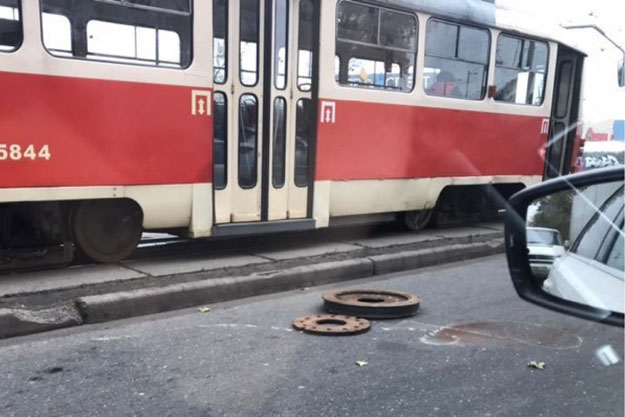 В Киеве у трамвая на ходу отвалилось колесо