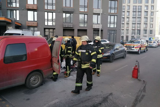 В Киеве на ходу загорелась легковушка