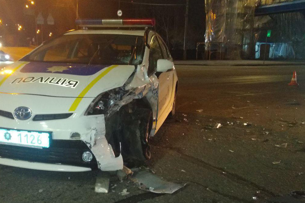 В Киеве пьяный водитель протаранил полицейский автомобиль