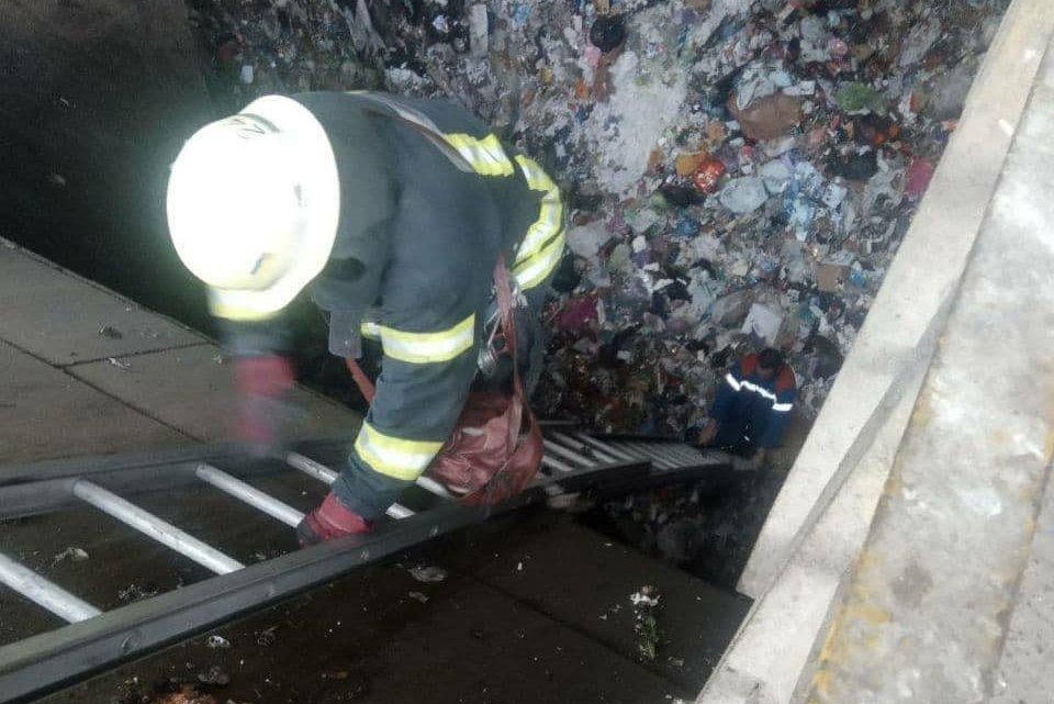 В Киеве мужчина упал в мусоросборник