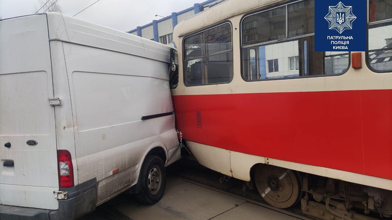 В Киеве микроавтобус столкнулся с трамваем