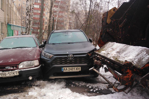 В Киеве мусоровоз протаранил десять легковушек