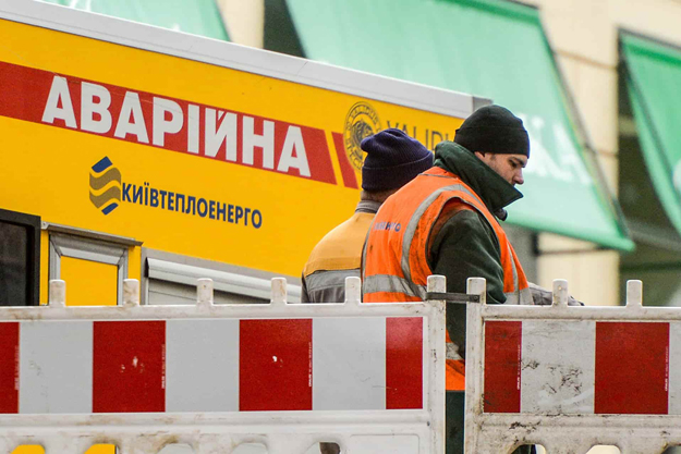 В Киеве на Позняках затопило улицу. Прорвало инженерные сети