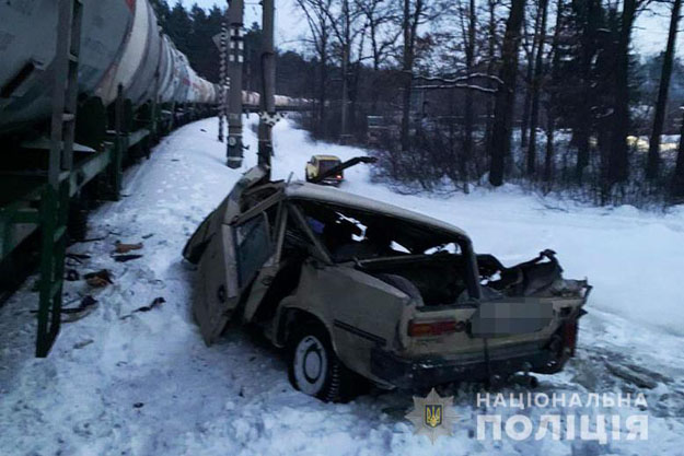 В Киеве – смертельное ДТП. Водитель направил автомобиль в товарный поезд