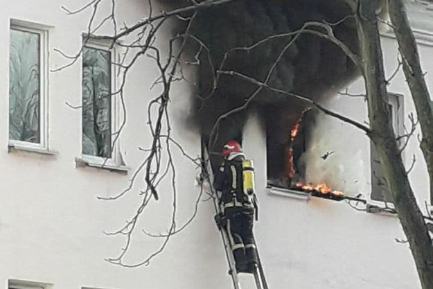 В Киеве горело общежитие. Бойцы ГСЧС спасли шестерых человек