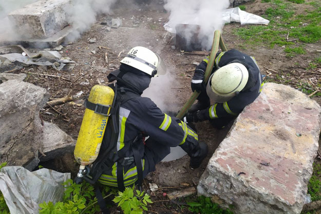 Киевские спасатели ликвидировали пожар в коллекторе теплотрассы
