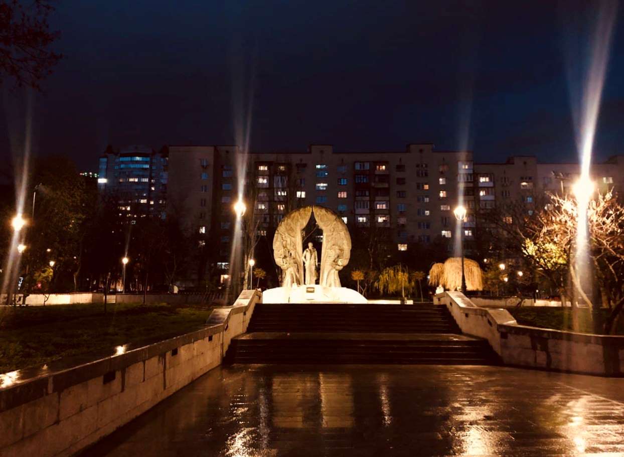 В Киеве в сквере имени Марии Заньковецкой обновили систему освещения