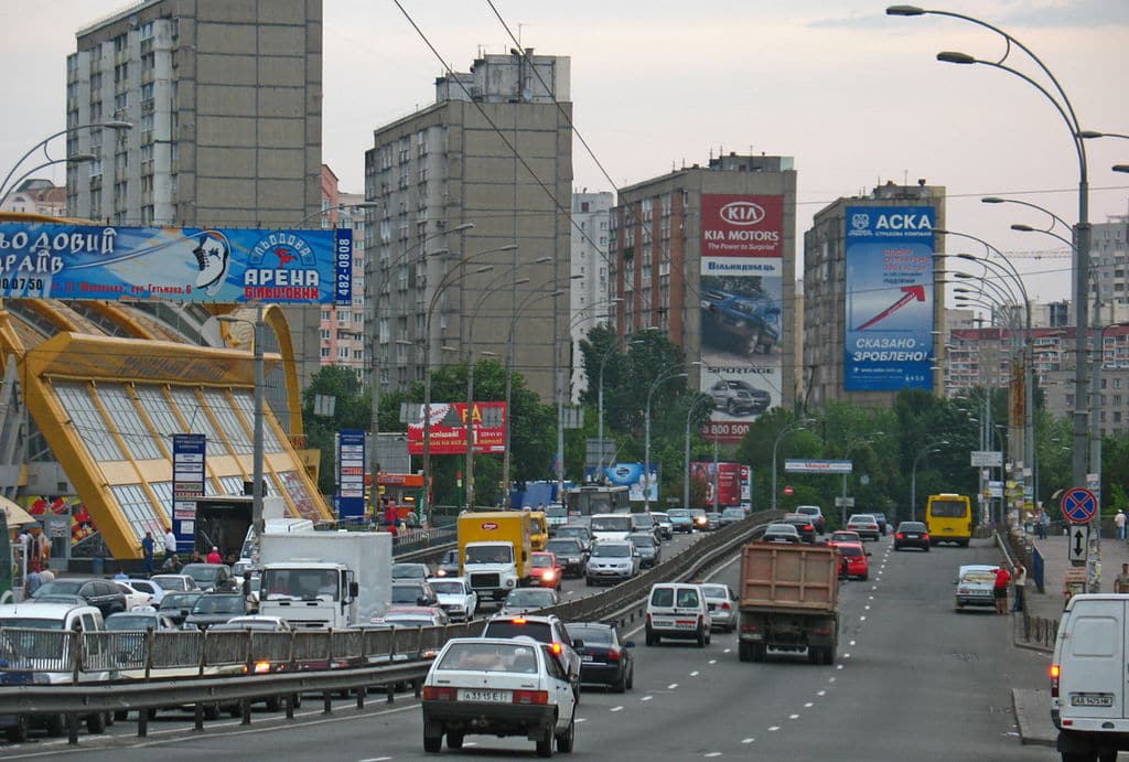 В Киеве снесли более шестисот рекламных конструкций