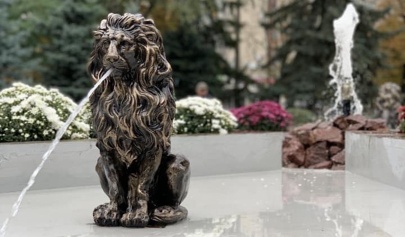 В Киеве в Менжинском сквере украли львов
