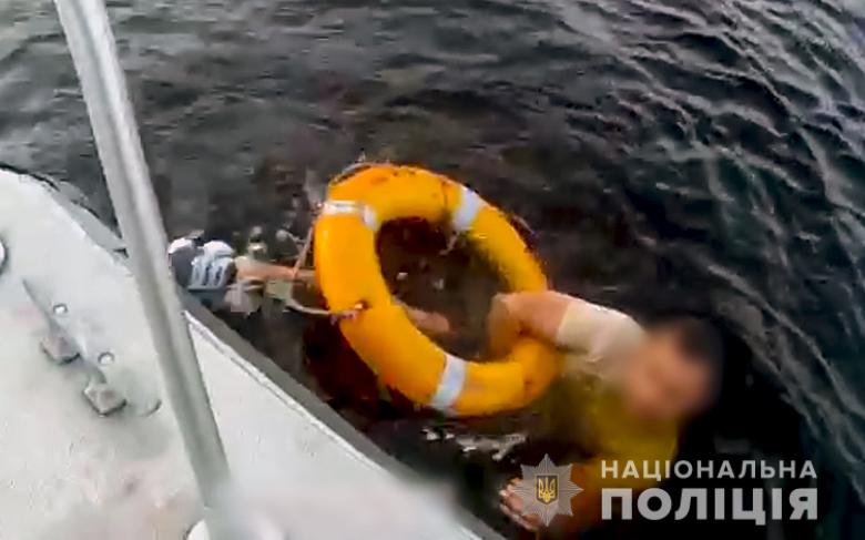 В Киеве человек упал в реку с экскурсионного теплохода (видео)