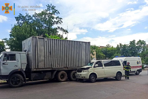 Киевские спасатели извлекли пострадавшего из разбитого автомобиля