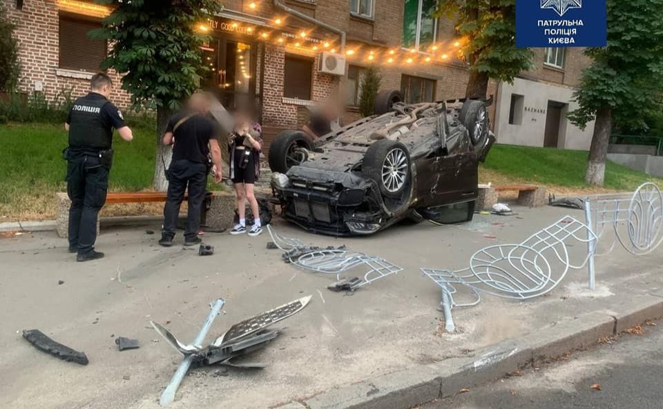 В центре Киева перевернулся Mercedes. Водитель был пьян