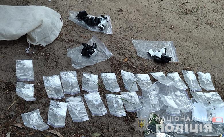 В Киеве спецназовцы задержали гражданина, который в лесопарковой зоне раскладывал наркотики