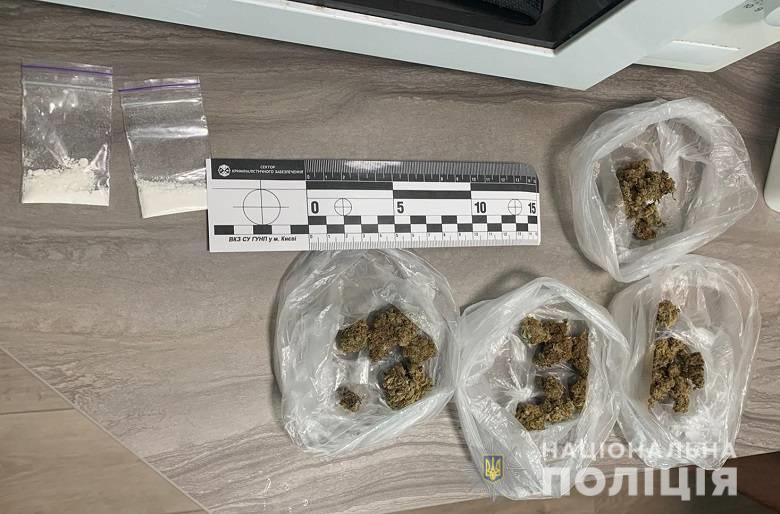 Полицейские Киева изъяли у наркоторговцев товар на сумму около миллиона гривен