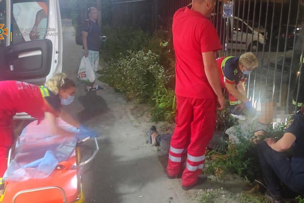В Киевской области бойцы ГСЧС спасли мужчину, который накололся на металлическое ограждение
