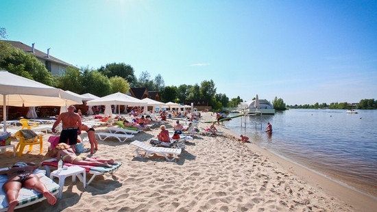 На киевских пляжах запрещено купаться. В воде обнаружены опасные бактерии