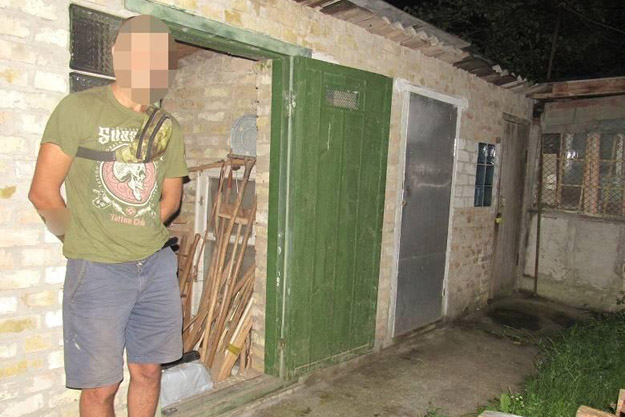 Киевлянин с помощью лома попал в чужой дом и пытался украсть сварочный аппарат