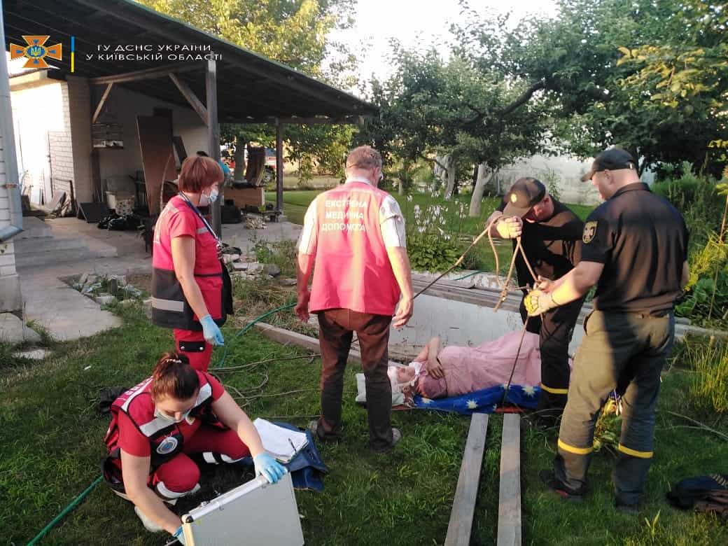 В Киевской области женщина упала в пустой глубокий бассейн