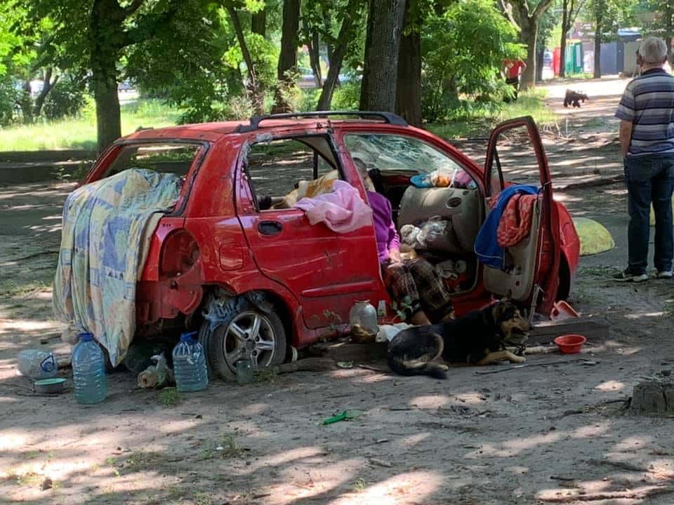 В Киеве на Нивках человек живет в заброшенной машине