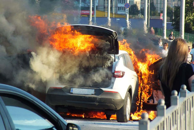 В Киеве на проезжей части сгорел автомобиль