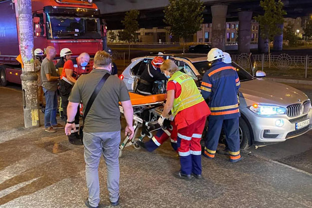 В Киеве спасатели вырезали женщину из разбитого автомобиля