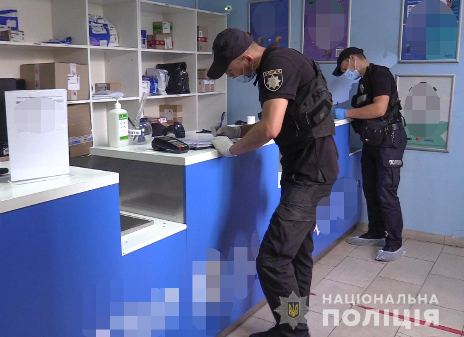 В Киеве вооруженный ножом грабитель похитил в почтовом отделении 22 тысячи гривен