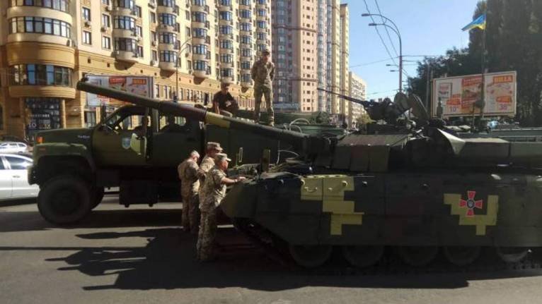 В центре Киева поломавшийся танк перекрыл движение транспорта (видео)