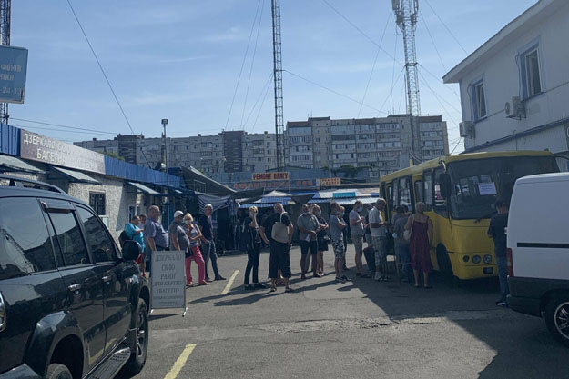Киевляне стояли в очереди по несколько часов, чтобы сделать прививки в автобусе
