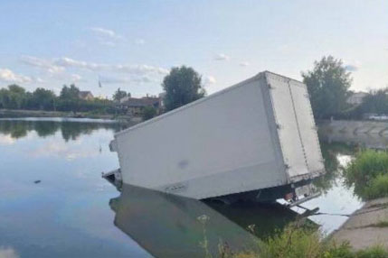 Под Киевом грузовой автомобиль въехал в озеро