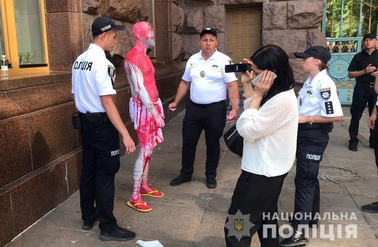 Киевские полицейские задержали хулигана, который облил себя краской около здания столичной мэрии
