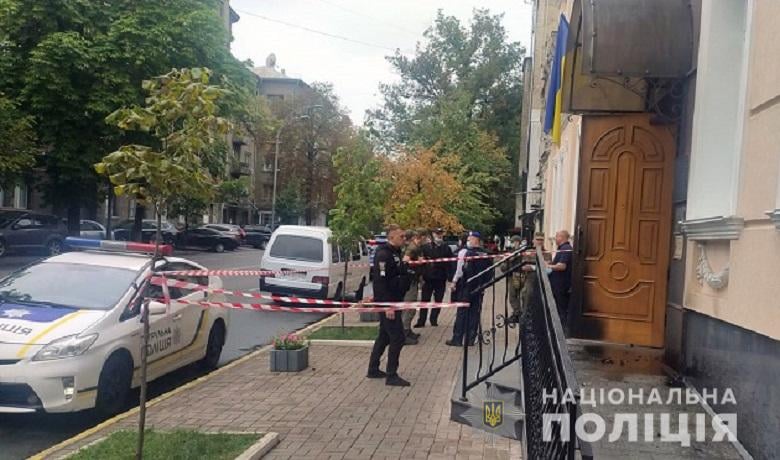 В Киеве вандал совершил поджог двух административных зданий