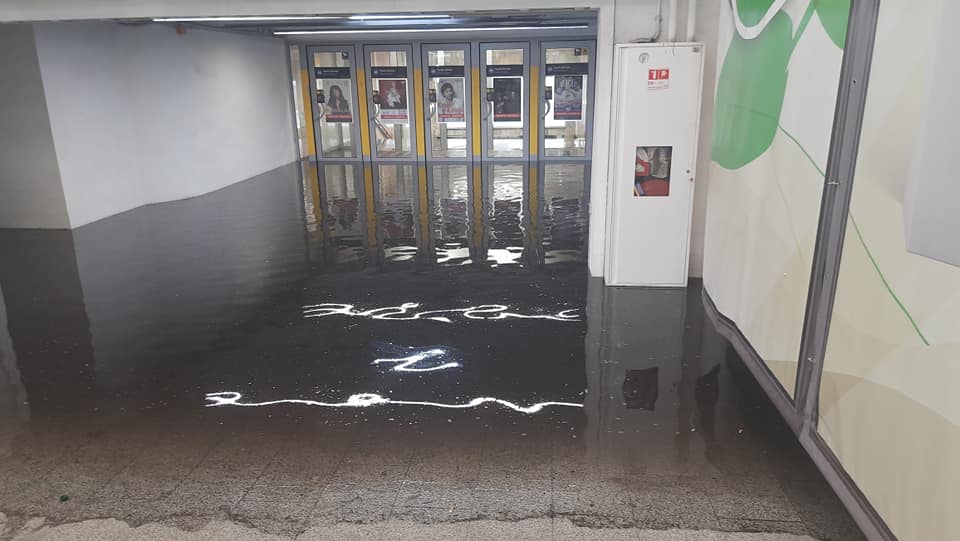 В Киеве после дождя затопило станцию метрополитена (видео)