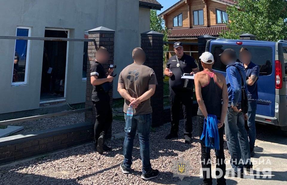 В Киевской области вымогатель устроил взрыв во дворе должника. Пострадал человек (видео)
