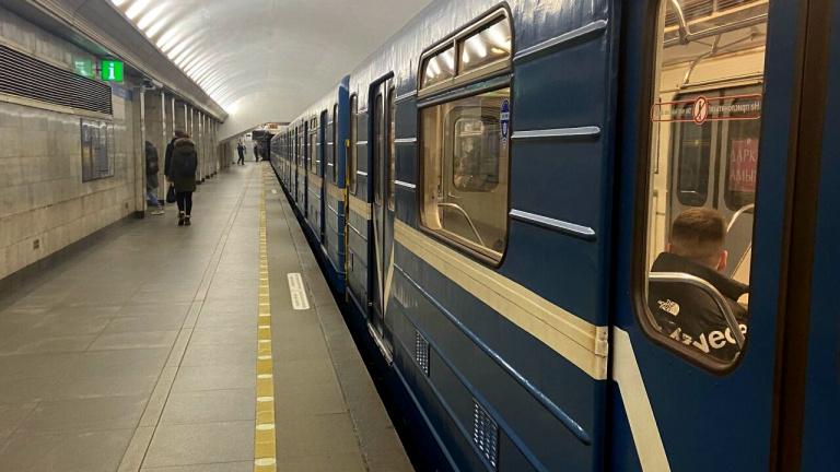 В киевском метро пассажир в вагоне жарил сосиску (видео)