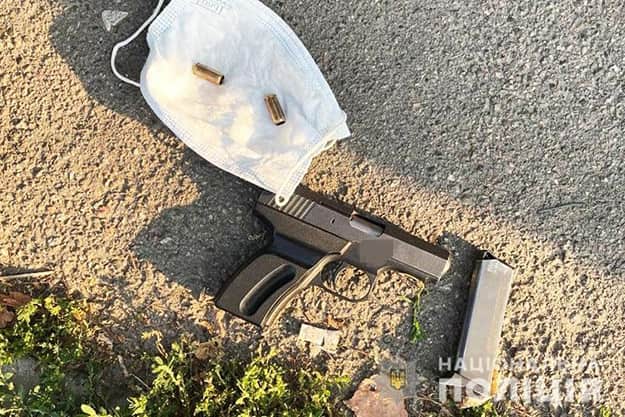 В Киеве на Позняках нетрезвый хулиган открыл стрельбу из пистолета "Форт"
