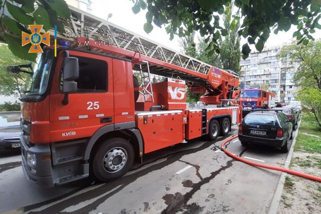 В Киеве пожарные спасли пенсионера. Пострадавший находился в горящей квартире без сознания