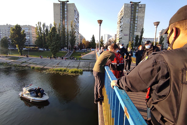 В Киеве молодой человек пытался покончить жизнь самоубийством, прыгнув с моста