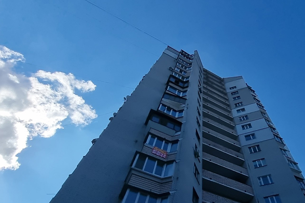 В Киеве второй ребенок за несколько дней падает с многоэтажного жилого дома (видео)