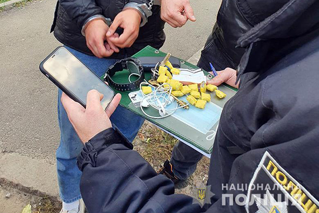 В Киеве на улице патрульные поймали распространителя наркотиков. За каждую “закладку” злоумышленник получал по 70 гривен