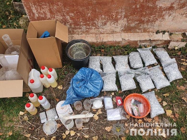 В Киеве трое приезжих наладили поставки крупных партий наркотиков