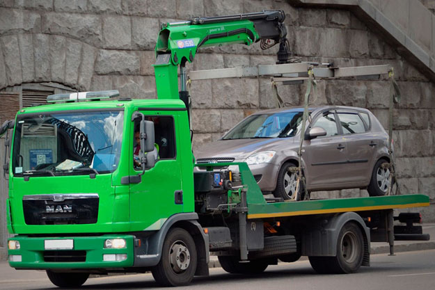 У киевлян начали забирать автомобили за неуплаченные штрафы