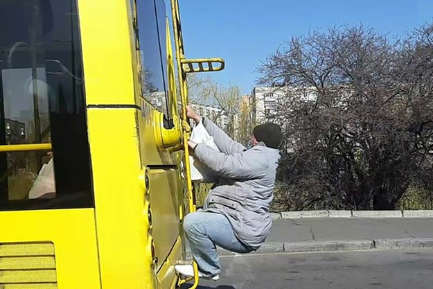 В Киеве зацепер совершил рискованную поездку на лестнице троллейбуса (видео)