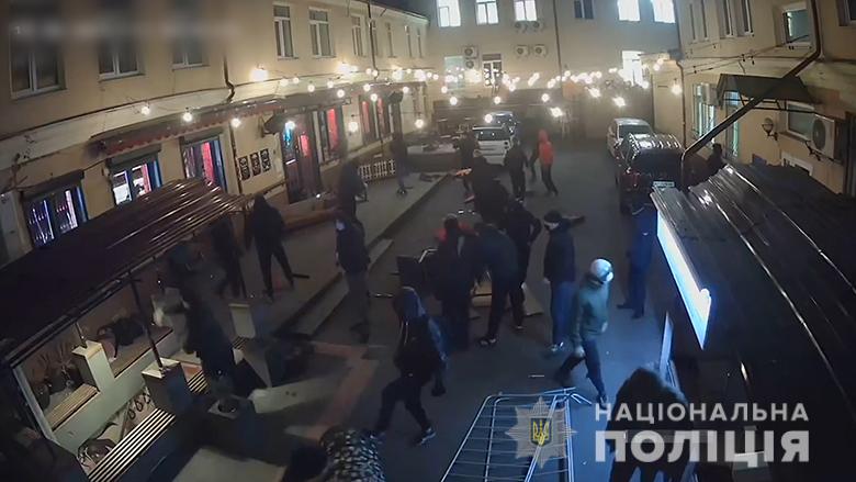 Полицейские установили личности около тридцати человек, подозреваемых в нападении на бар "Хвылевой"