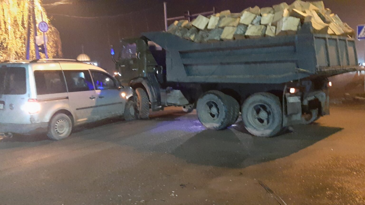 В Киеве на Виноградове автомобиль Volkswagen протаранил грузовик