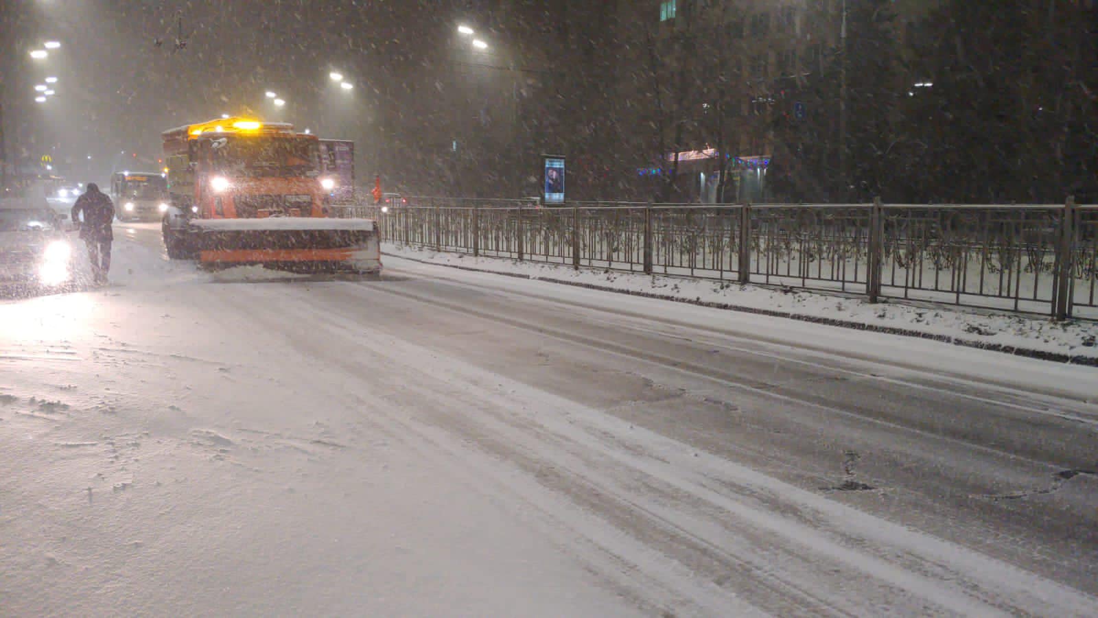 В Киеве – обильный снегопад. На улицах работает около трехсот уборочных машин (фото)