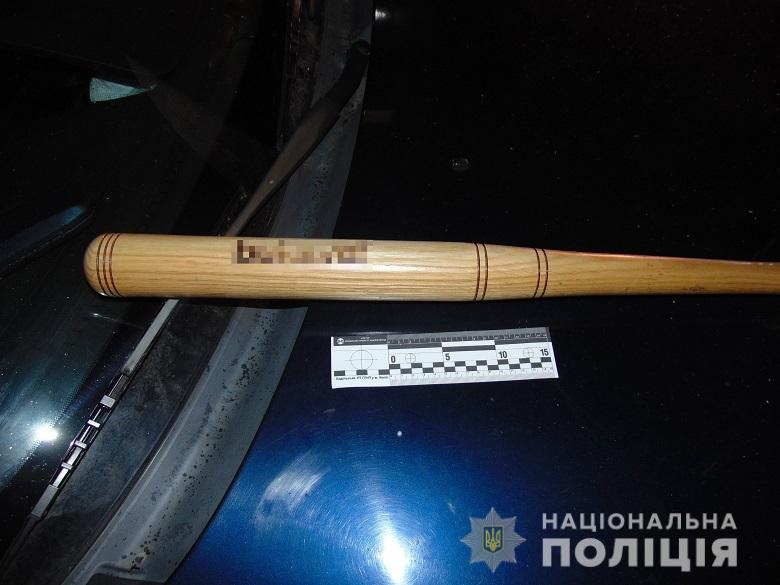 Киевлянин с приятелями совершил разбойное нападение на квартиру соседей, которые громко слушали музыку