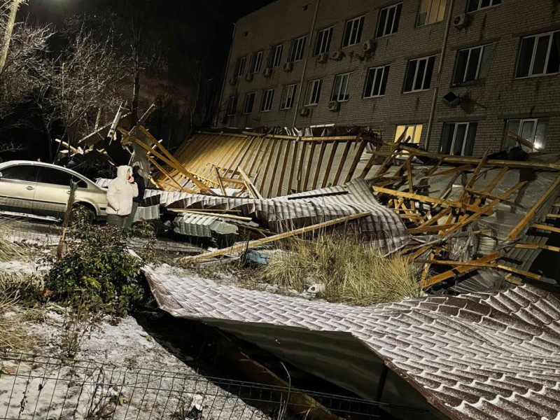 В Киевской области сильный ветер сорвал кровли с поликлиники и школы